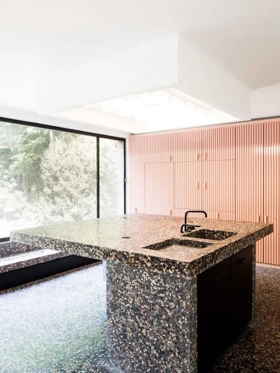 Đảo bếp và sàn bếp bằng terrazzo tối màu