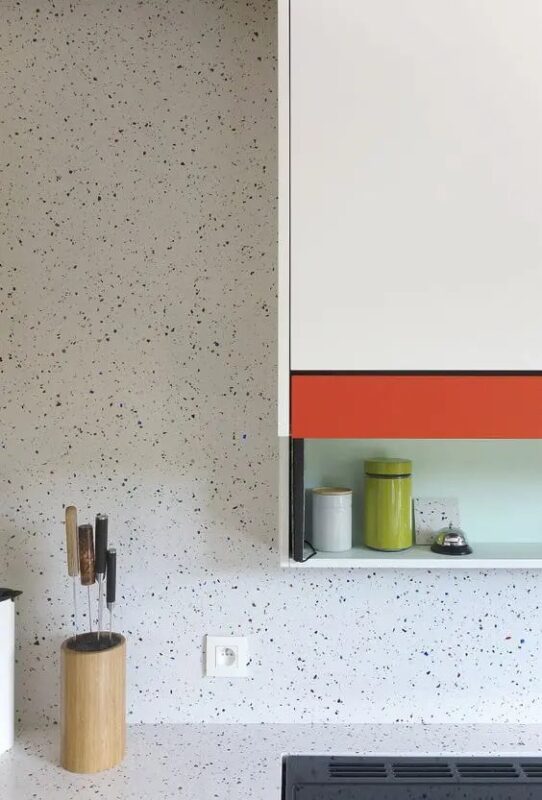 Tường và mặt bàn bếp bằng terrazzo trắng