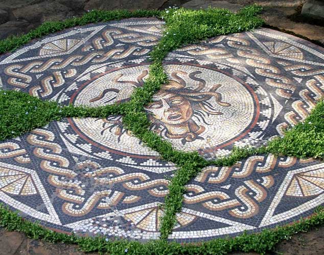 Tranh mosaic (tranh khảm) trong sân vườn